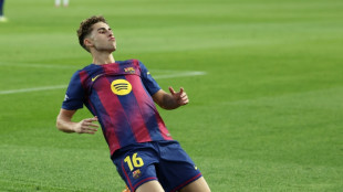 Barcelona goleia Olympiacos (6-1) com hat-trick de Fermín López