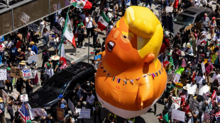 Dezenas de milhares de manifestantes saem &agrave;s ruas nos EUA contra o 'rei' Trump