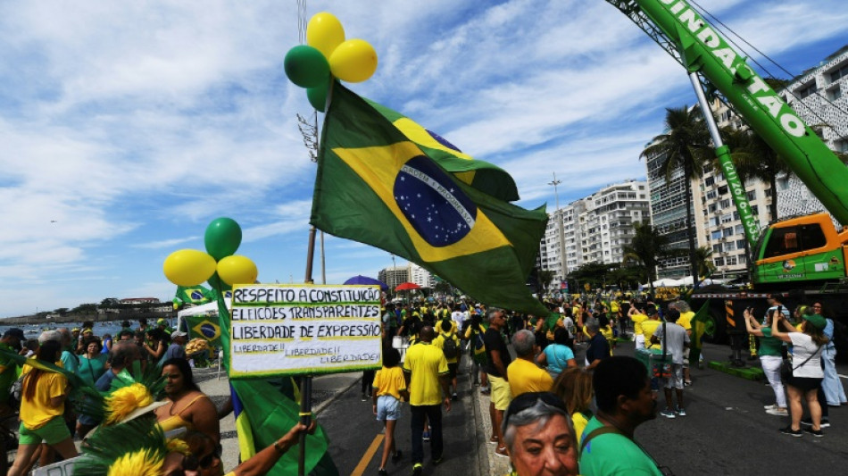 Br&eacute;sil: &agrave; Copacabana, une mar&eacute;e jaune et verte "en mission" pour Bolsonaro