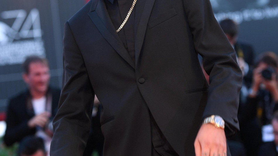 No a laurea honoris causa a Marracash, 'rischio testi sessisti'