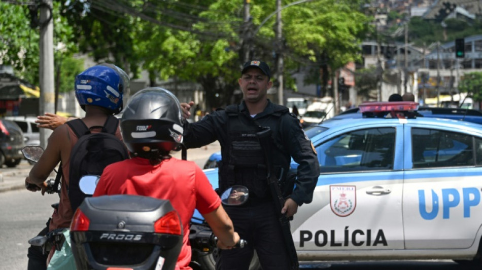 Pelo menos sete mortos em opera&ccedil;&atilde;o policial em favelas do Rio 