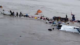 Intensa búsqueda de 30 desaparecidos tras un alud de tierra con 12 muertos en un puerto de Perú