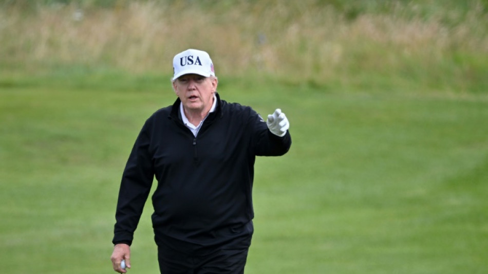 Trump juega al golf y centenares protestan contra su visita a Escocia