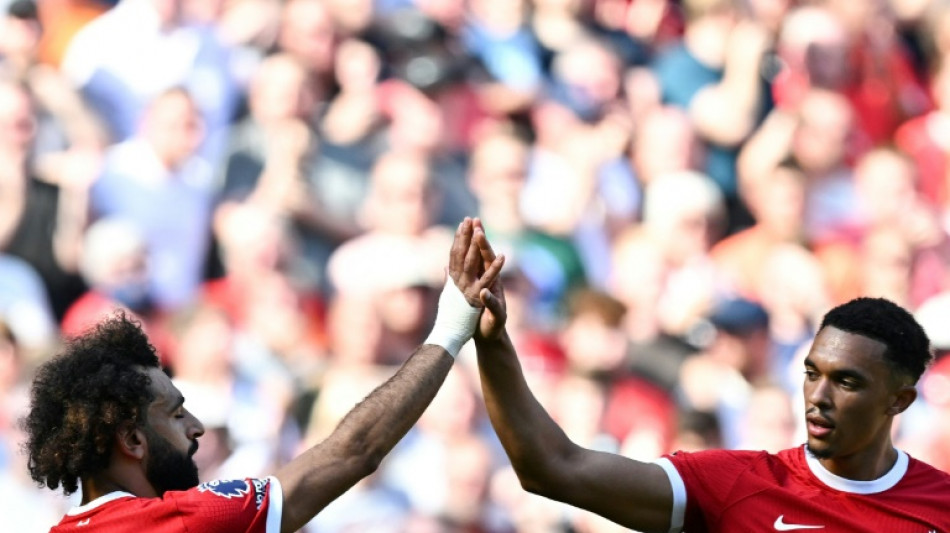 Liverpool vence Aston Villa (3-0) e se mant&eacute;m em terceiro na Premier League