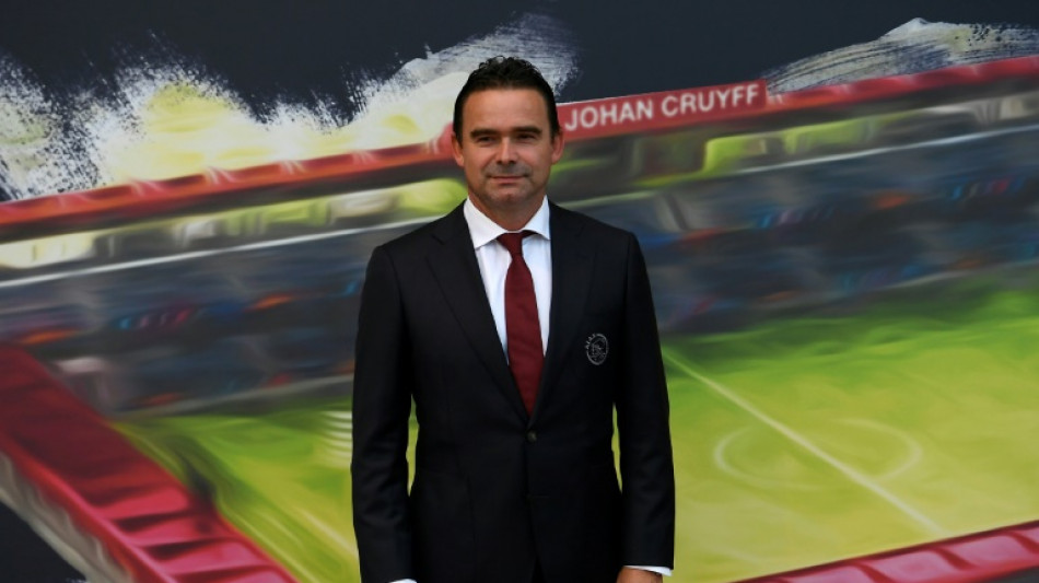 Ex-jogador Overmars &eacute; banido do futebol por um ano por envio de mensagens de cunho sexual