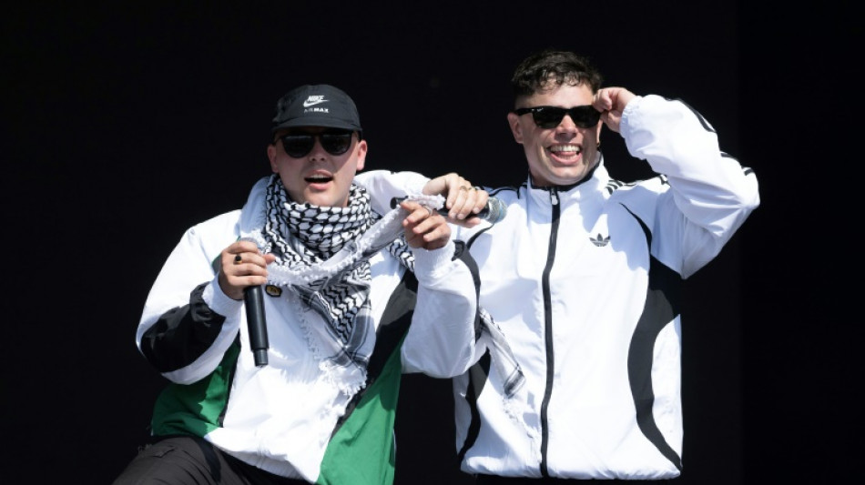 Rappers Kneecap desafiam cr&iacute;ticas e defendem causa palestina em Glastonbury