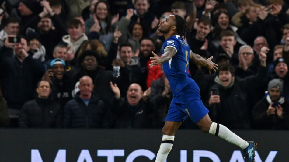 Chelsea goleia para avan&ccedil;ar na FA Cup; Aston Villa vence com gol no fim