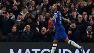 Chelsea goleia para avan&ccedil;ar na FA Cup; Aston Villa vence com gol no fim