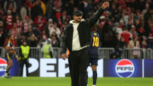 Kompany &eacute; hospitalizado ap&oacute;s desmaio durante treino do Bayern