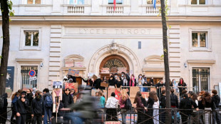 Adolescente perde uma m&atilde;o durante protestos estudantis na Fran&ccedil;a