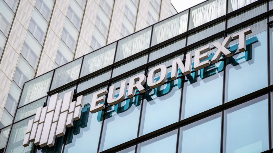 Borsa: Europa in ordine sparso, scivolone di Lvmh, Milano +1,3%