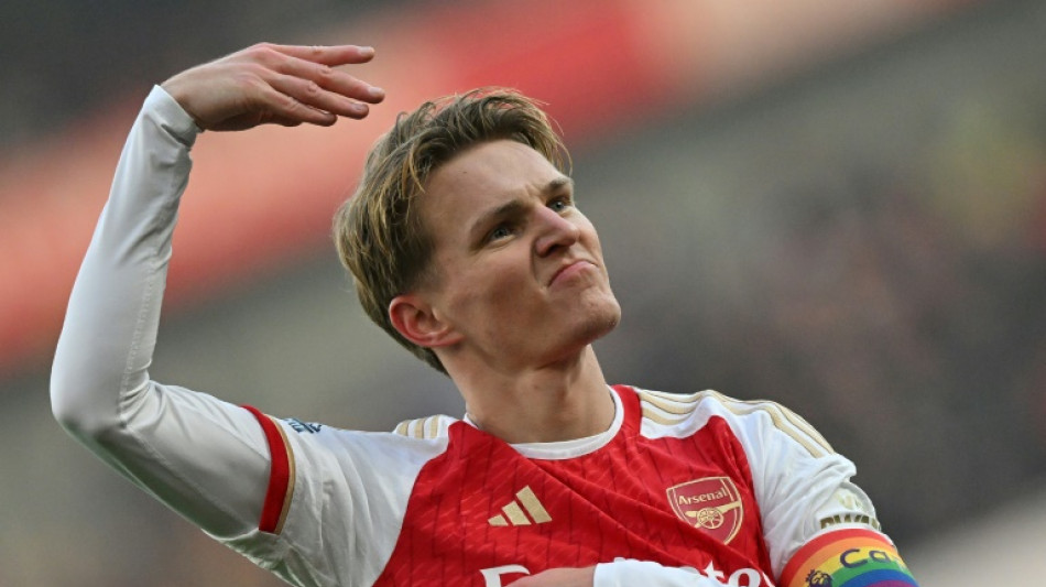 Arsenal vence Wolves (2-1) e se consolida na lideran&ccedil;a da Premier; Newcastle bate Manchester United