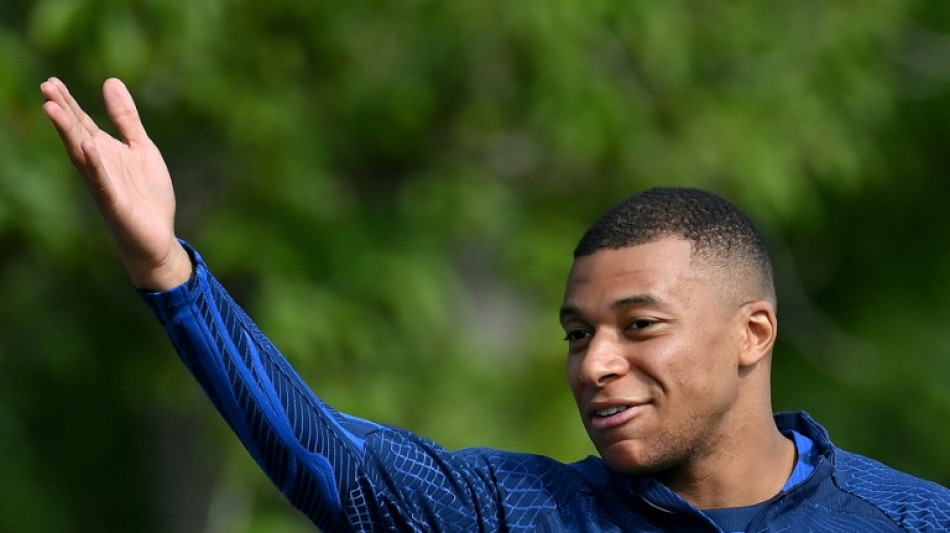 Mbapp&eacute; diz que nunca conversou sobre renova&ccedil;&atilde;o com o PSG