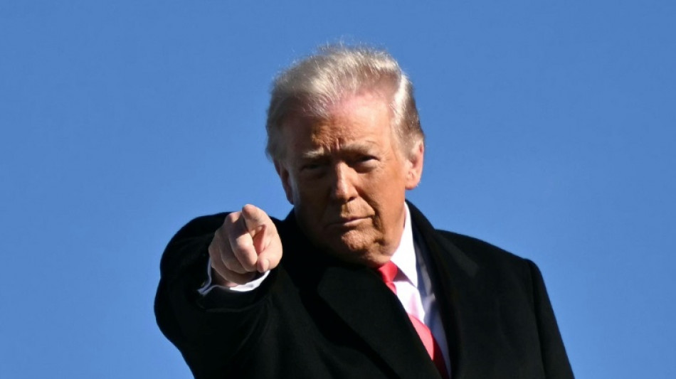 Trump viaja para Davos, de olho em casa