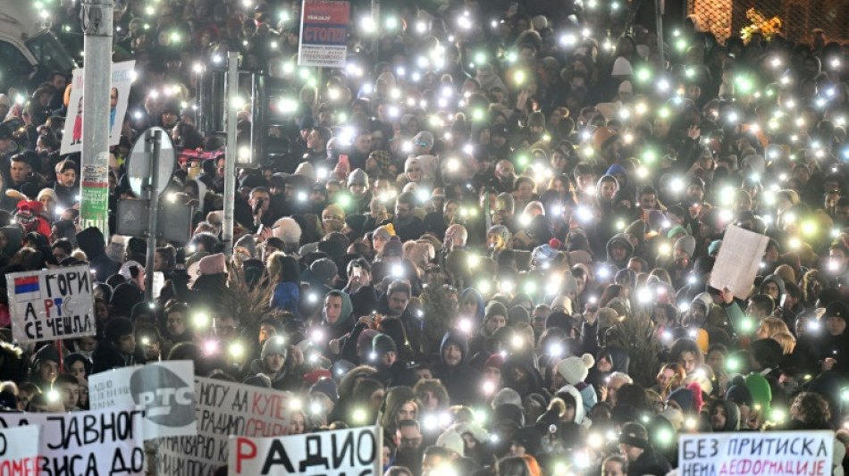 Des milliers de Serbes protestent devant la t&eacute;l&eacute;vision nationale