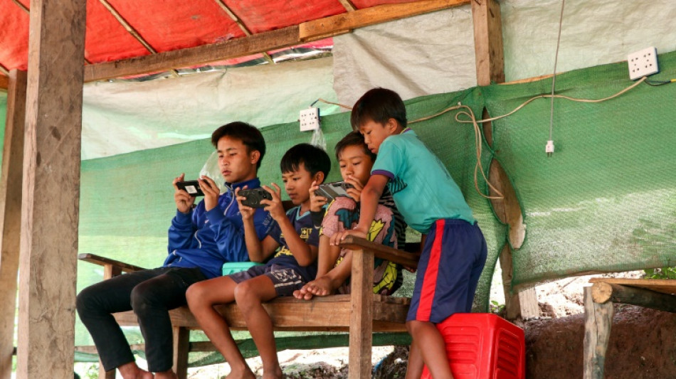 Se connecter &agrave; internet ou t&eacute;l&eacute;phoner, la mission impossible des Birmans