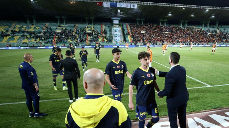 Fenerbah&ccedil;e &eacute; punido por abandonar o campo na decis&atilde;o da Supercopa da Turquia