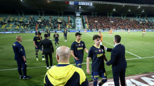 Fenerbah&ccedil;e &eacute; punido por abandonar o campo na decis&atilde;o da Supercopa da Turquia