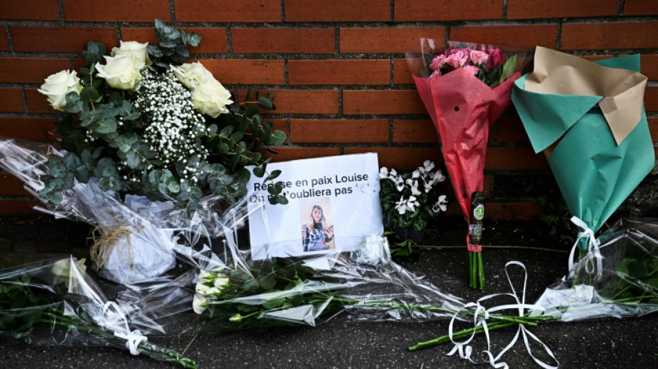 Essonne: tristesse et effroi devant l'&eacute;tablissement de la coll&eacute;gienne poignard&eacute;e &agrave; mort