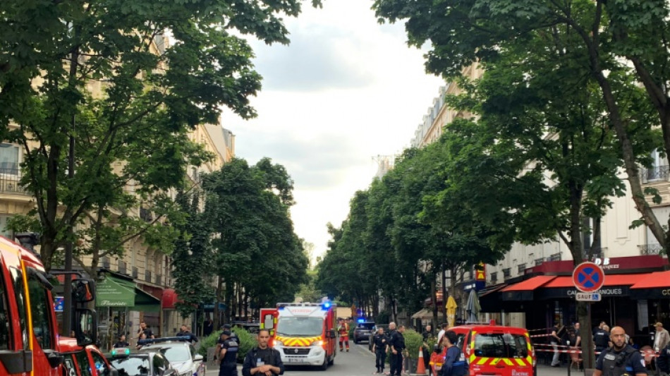 Paris: un automobiliste fonce sur la terrasse d'un caf&eacute;, un mort et six bless&eacute;s