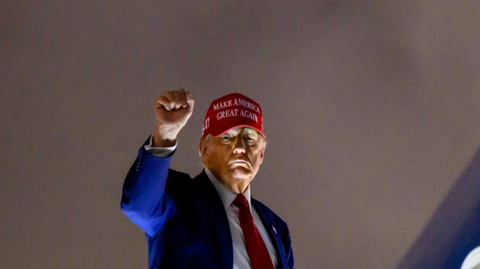 "Tenez bon", lance Trump pour l'entr&eacute;e en vigueur des droits de douane de 10%