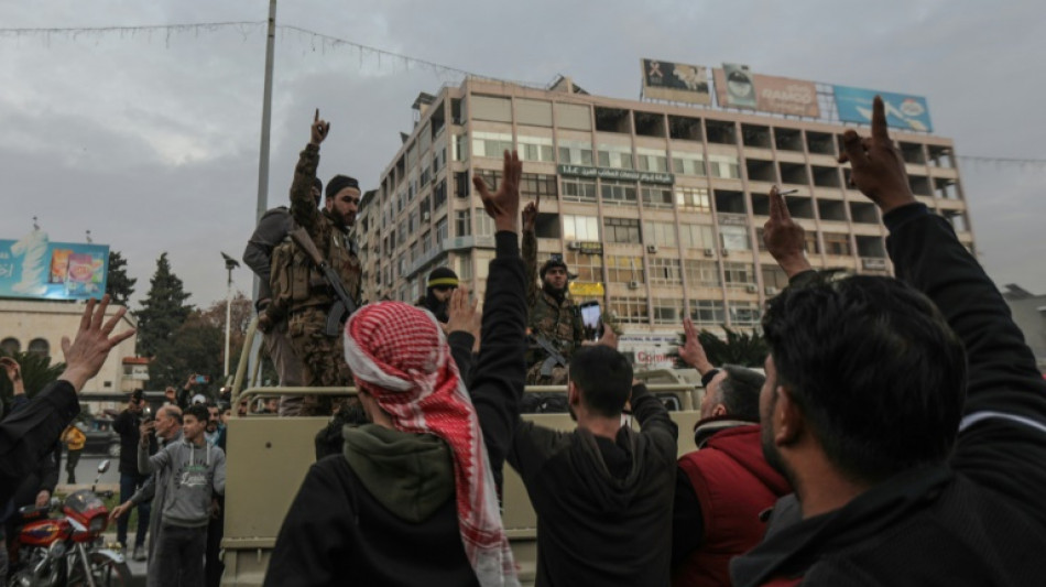 Rebeldes s&iacute;rios se aproximam de Damasco; governo nega retirada das tropas e fuga de Assad