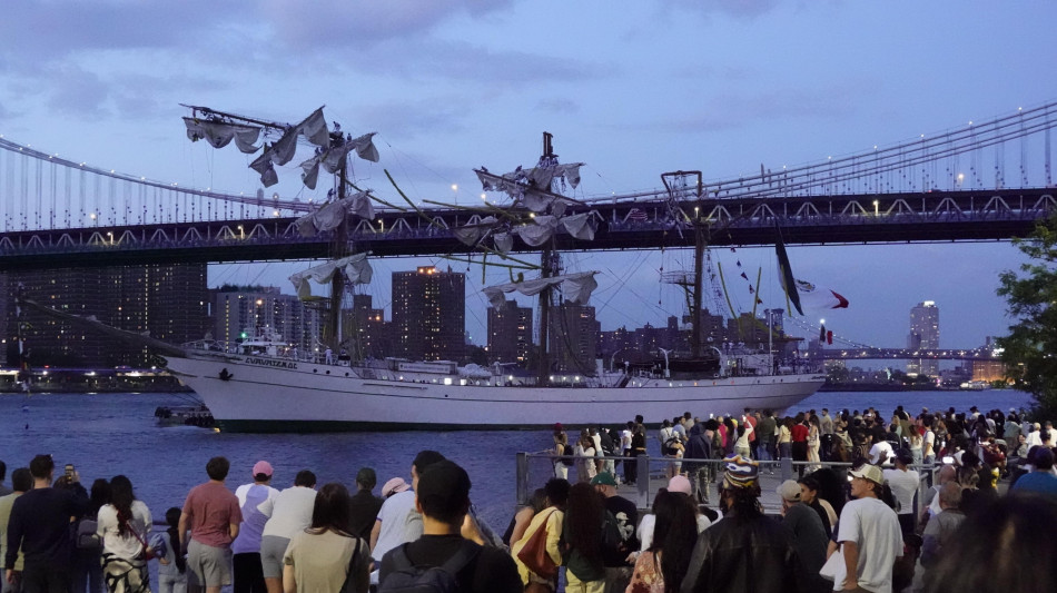 Nave scuola messicana urta il ponte di Brooklyn, 22 feriti