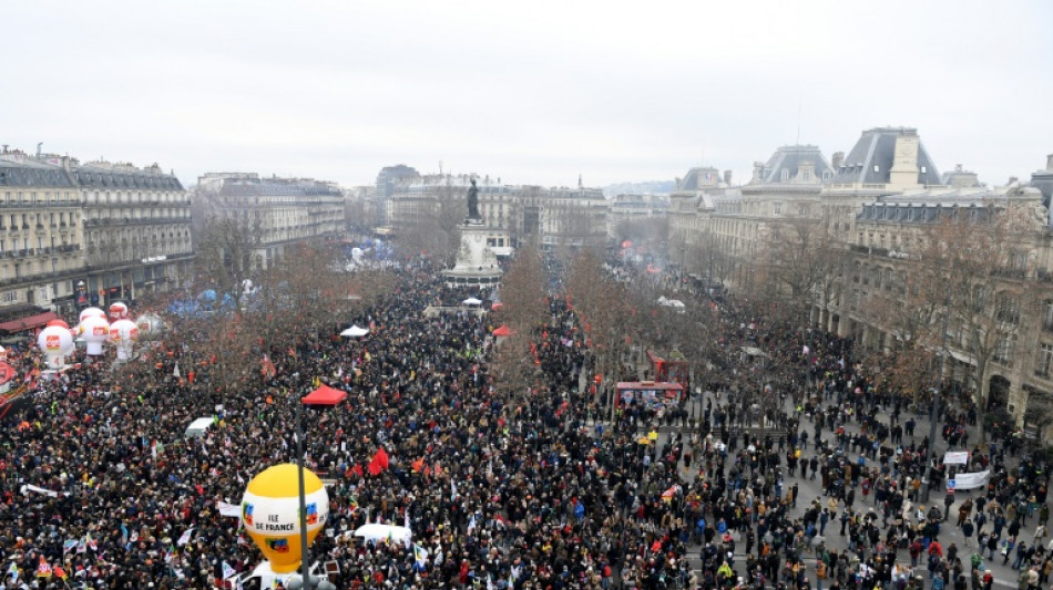 Retraites: des centaines de milliers de manifestants contre la r&eacute;forme
