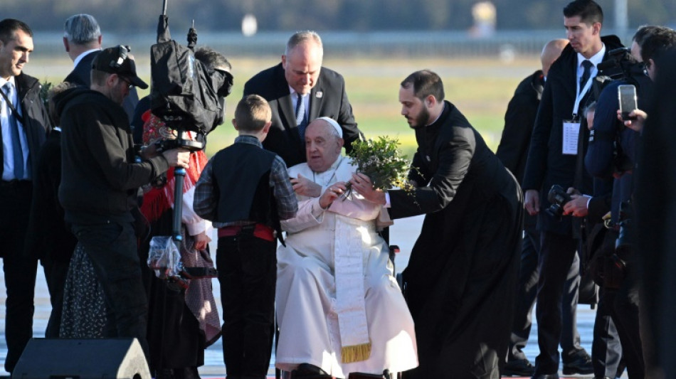 Le Pape arriv&eacute; en Corse pour une visite &eacute;clair historique
