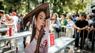 Dua Lipa seduz América Latina com samba, futebol e tacos 