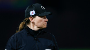 Jen Pawol se torna a 1ª mulher a arbitrar na liga americana de beisebol