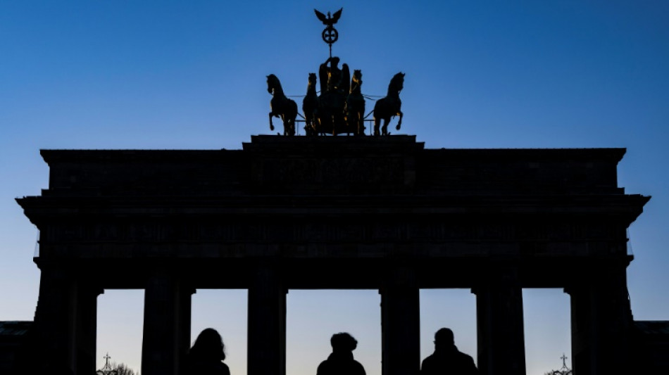 84-J&auml;hriger f&auml;hrt mit Auto durch gesperrtes Brandenburger Tor in Berlin