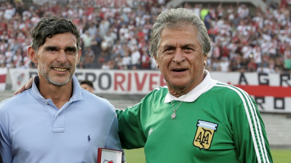 Ex-goleiro argentino tem medalha de campe&atilde;o do mundo roubada em Buenos Aires