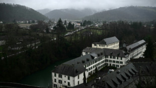 Filha de premiê francês diz que sofreu violência de congregação católica