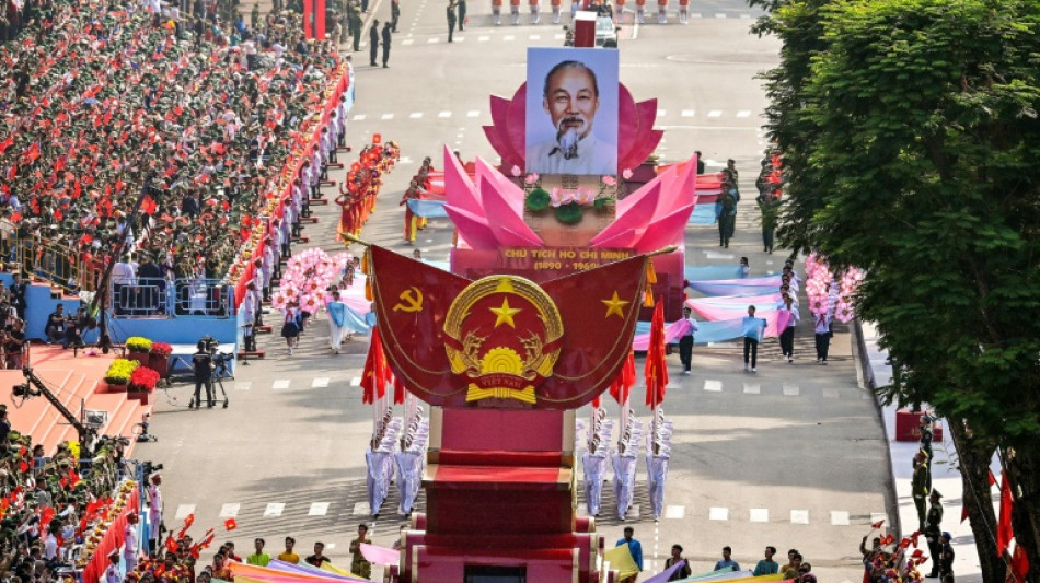 Vietnã celebra o 50º aniversário da queda de Saigon com grande desfile militar
