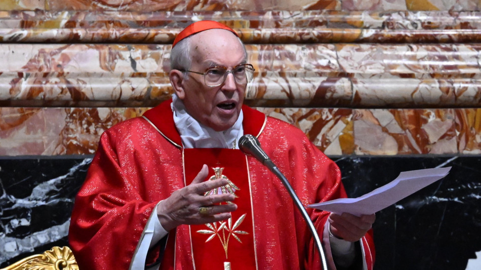 Il cardinale Re, 'auspico fumata bianca per questa sera'