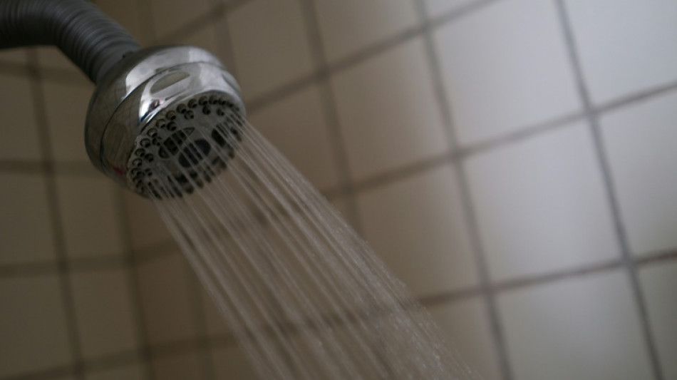 Trump firma orden para aumentar la presión del agua en las duchas