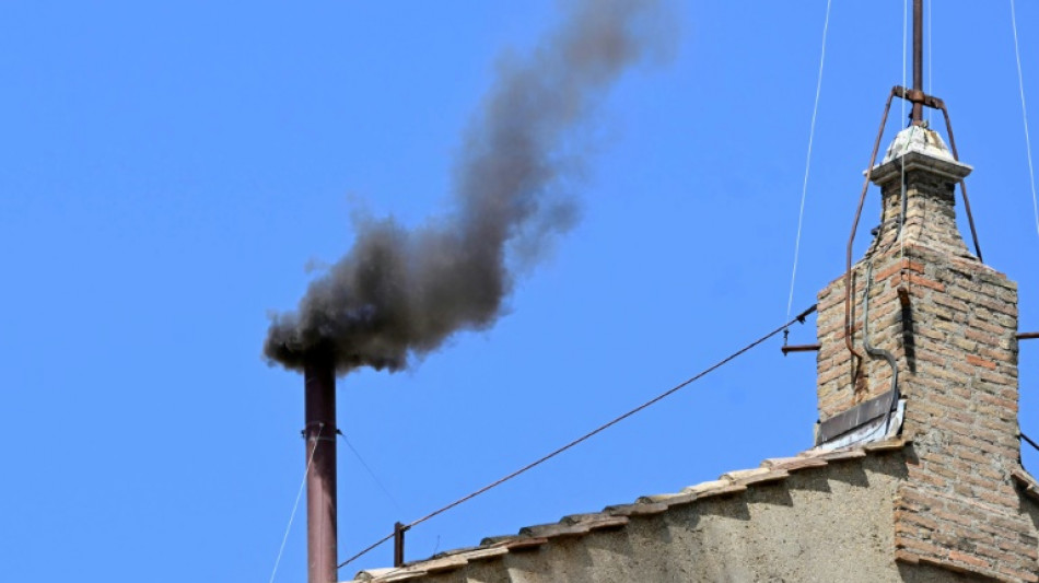Les cardinaux recommencent &agrave; voter apr&egrave;s la deuxi&egrave;me fum&eacute;e noire au Vatican