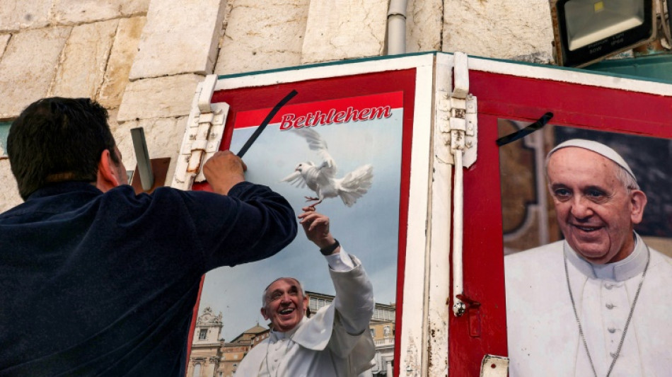 Estupor e devoção na Praça de São Pedro: 'um grande papa' se foi