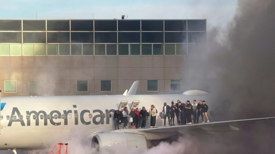 Feuer an Flugzeug von American Airlines in Denver - Zw&ouml;lf Verletzte