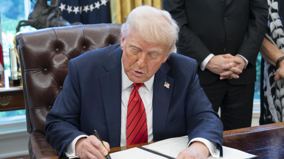 Trump firma decreto che allenta la pressione dei dazi sulle auto