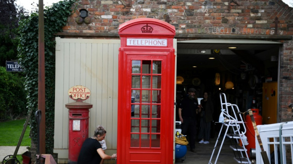 Caf&eacute;s o bibliotecas, la segunda vida de las cabinas telef&oacute;nicas brit&aacute;nicas