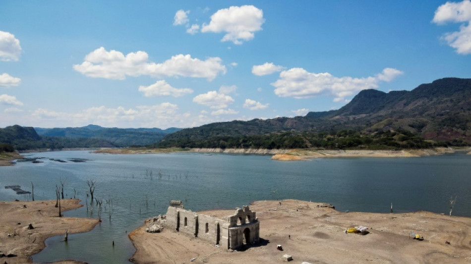 Seca exp&otilde;e igreja colonial que estava submersa em represa no M&eacute;xico