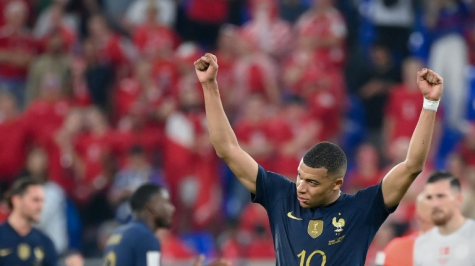 Mondial: les Bleus les premiers en huiti&egrave;mes, Messi respire