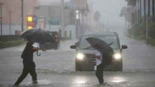 Cancelan vuelos y piden evacuar ante la llegada del tif&oacute;n Dujuan a Jap&oacute;n