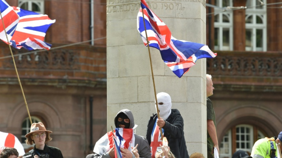 Nouveaux heurts lors de manifestations anti-migrants au Royaume-Uni
