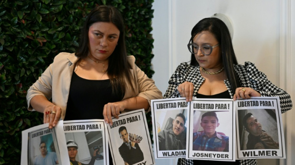 Familiares de venezolanos deportados piden a Bukele en El Salvador poder visitarlos en prisi&oacute;n
  