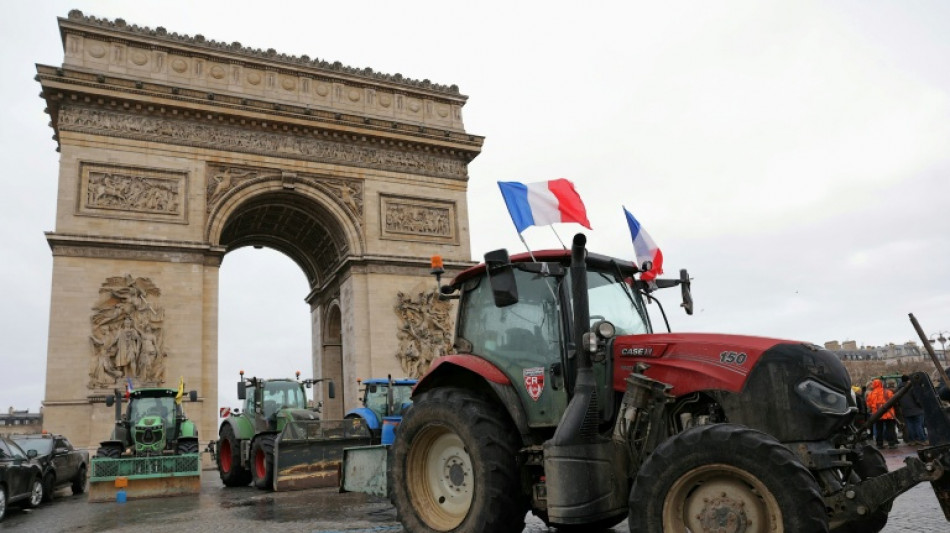Agricultores entram com tratores em Paris para protestar contra acordo UE-Mercosul