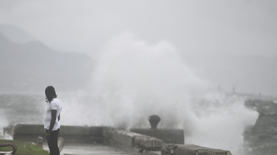 Poderoso huracán Melissa pierde fuerza mientras golpea a Jamaica