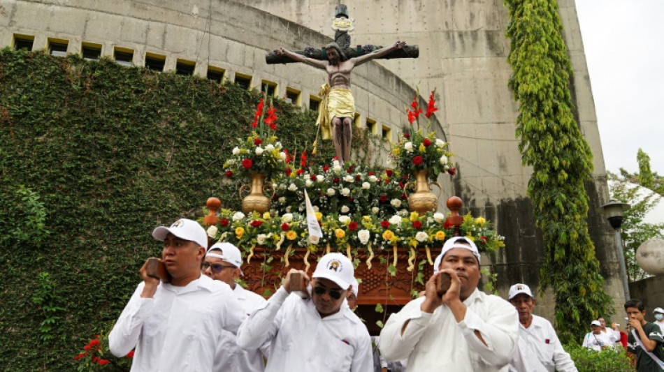 Nicaraguenses celebram via-cr&uacute;cis restrita no entorno das igrejas